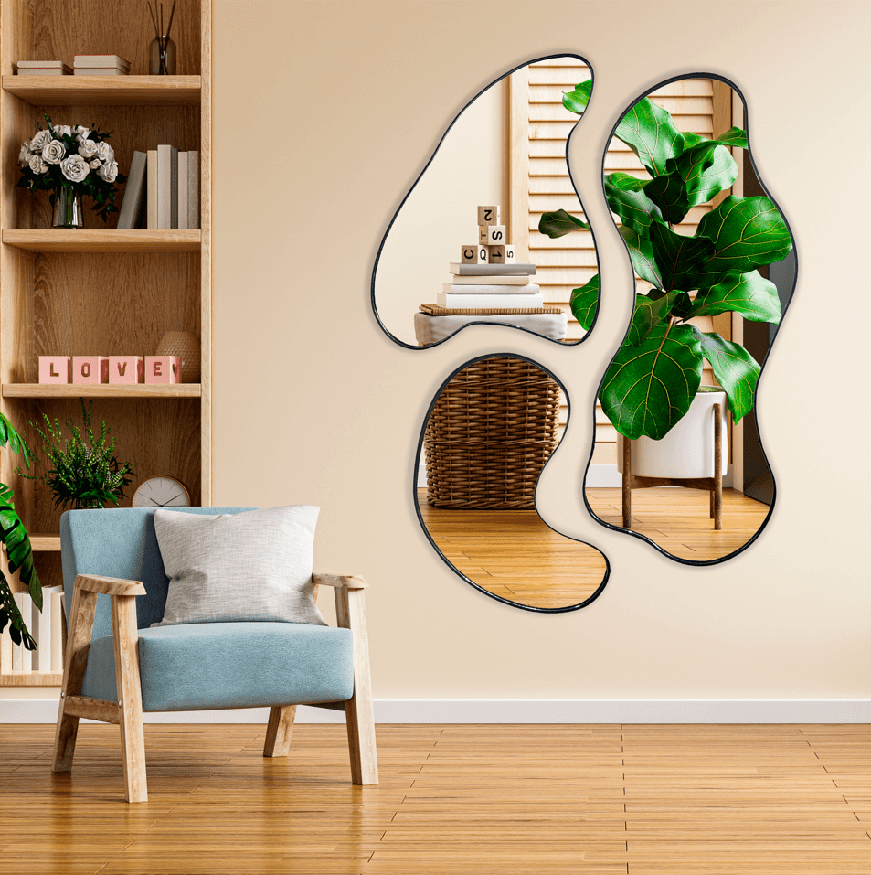Composição decorativa com múltiplos espelhos assimétricos na parede.